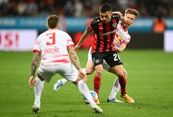 Charles Aránguiz y el Bayer Leverkusen van por el milagro para entrar en la Europa League. Foto: Getty Images