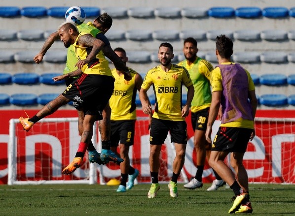 El Flamengo enfrenta este sábado al Paranaense por la final de la Copa Libertadores: Vidal evoluciona bien del golpe en la canilla.