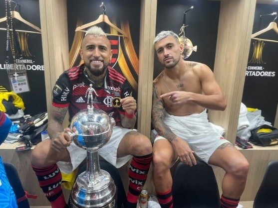 Arturo Vidal con la Copa Libertadores en el vestuario del Flamengo.