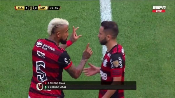 Vidal conversando con Ribeiro en su ingreso a la cancha.