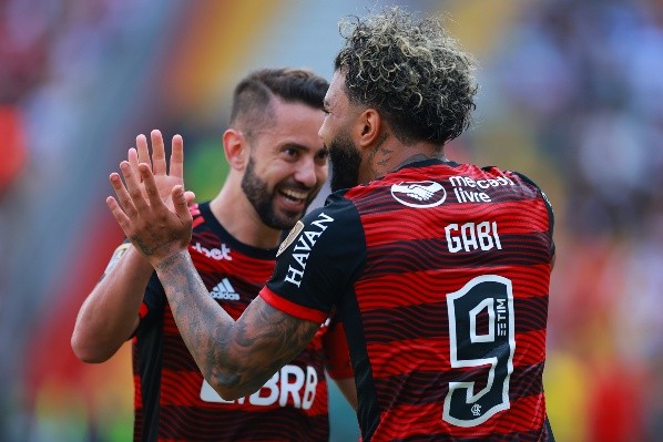 Gabigol festeja con Éverton Ribeiro el gol que le da la ventaja por 1-0 a Flamengo sobre Athletico Paranaense. (Getty Images).