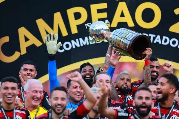 Permiso: a Vidal lo pifian y le cantan en Ecuador por el tema Byron Castillo, pero el King es campeón y levanta la Copa Libertadores. (Foto: Getty)
