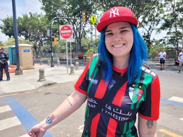 Raisa, periodista e hincha brasileña, puso más presencia chilena en la final de la Copa Libertadores en Ecuador: camiseta de Palestino y tatuaje de la U.