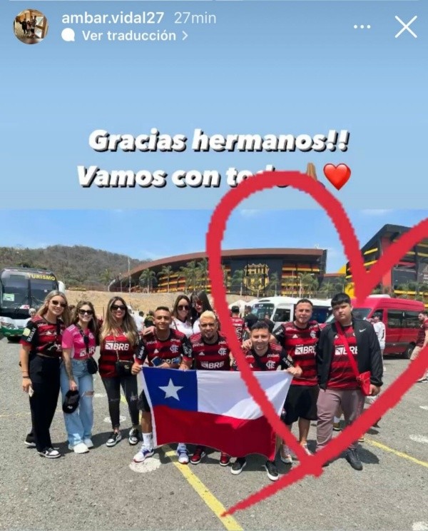La familia fuera del estadio Monumental.