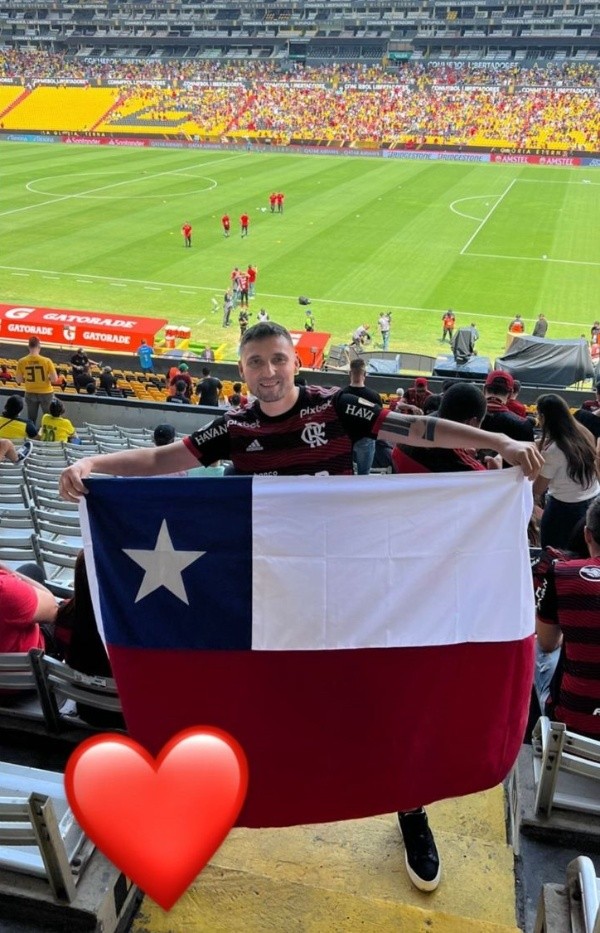 El Cazuela con la bandera de Chile.