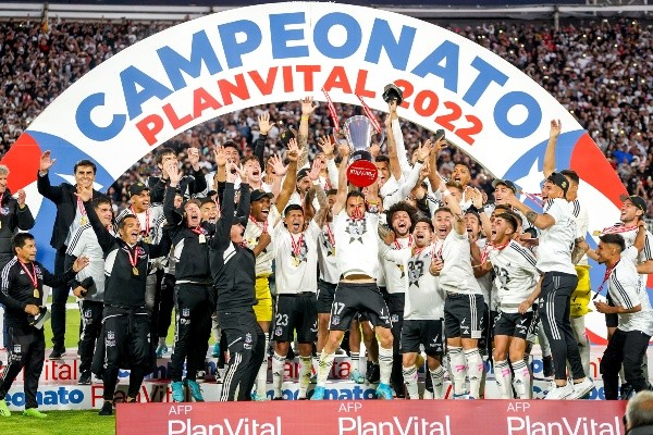Suazo levanta la copa de Colo Colo campeón 2022