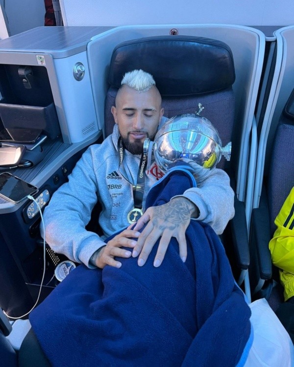 Vidal posa con la Libertadores en el avión de regreso a Brasil (Instagram)