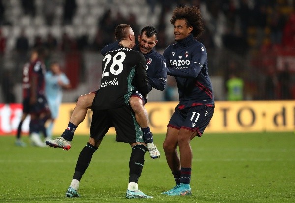 Gary celebró con todo la remontada del Bologna. | Foto: Getty