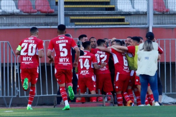 Ñublense festeja el gol del triunfo ante Curicó (Agencia Uno)