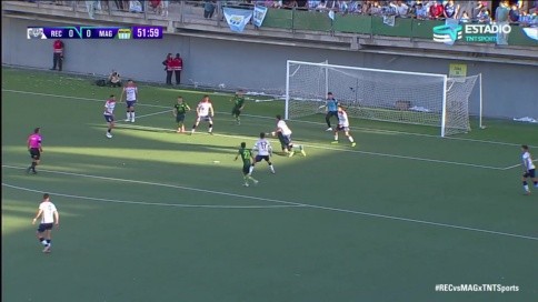 Una de las tomas de la falta dentro del área que Claudio Muñoz Uribe le cometió a Felipe Flores. (Captura TNT Sports).
