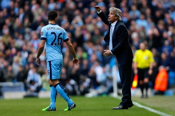 Martín Demichelis recibe indicaciones de Manuel Pellegrini en el Manchester City. (Getty Images).