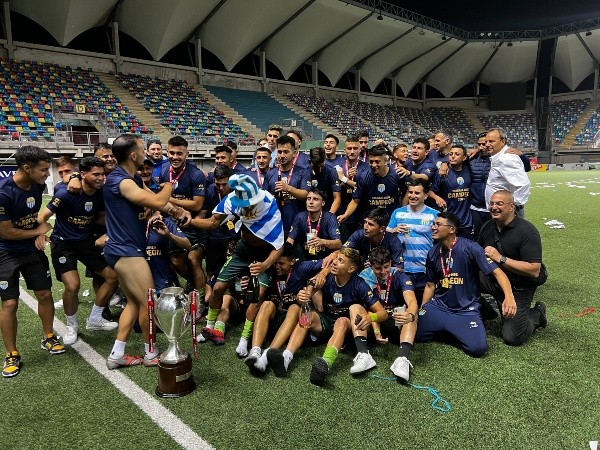 El plantel regresó a la cancha de La Florida para dar rienda suelta a las celebraciones. Foto: Redgol.
