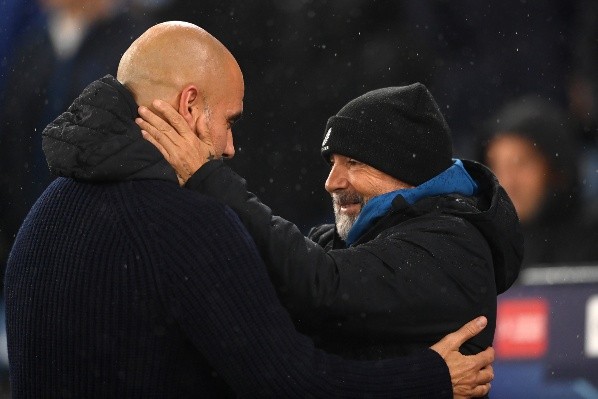 Josep Guardiola y Jorge Sampaoli se saludaron con afecto en la antesala del duelo entre el Manchester City y el Sevilla. (Getty Images).