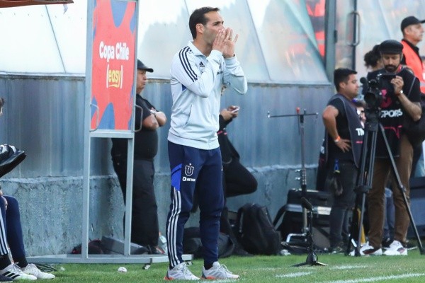 Sebastián Miranda grita indicaciones en el duelo que la Unión Española le ganó a la Universidad de Chile en la semifinal de vuelta de la Copa Chile. (Agencia Uno).