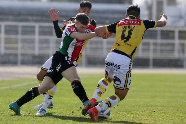 Bruno Barticciotto en acción por Palestino ante la marca de Felipe Yáñez, el lateral izquierdo de Colo Colo cedido en Coquimbo Unido. (Agencia Uno).