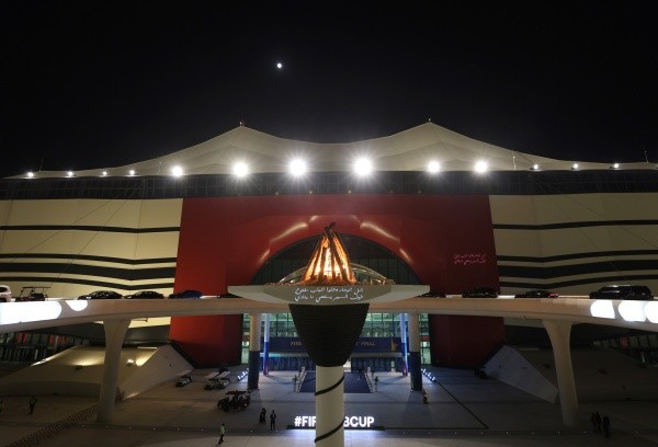 La entrada al Estadio Al Bayt tiene una llamativa decoración de un llama flameante. Foto: Getty Images
