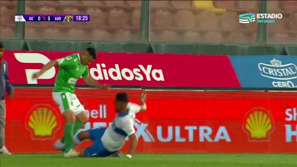 El golpe de Fabián Torres que le provocó un corte a Mauricio Isla. (Captura TNT Sports).