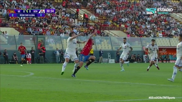 Luis Casanova y Octavio Rivero disputaron una pelota en la jugada que terminó con el uruguayo gravemente lesionado. (Captura TNT Sports).