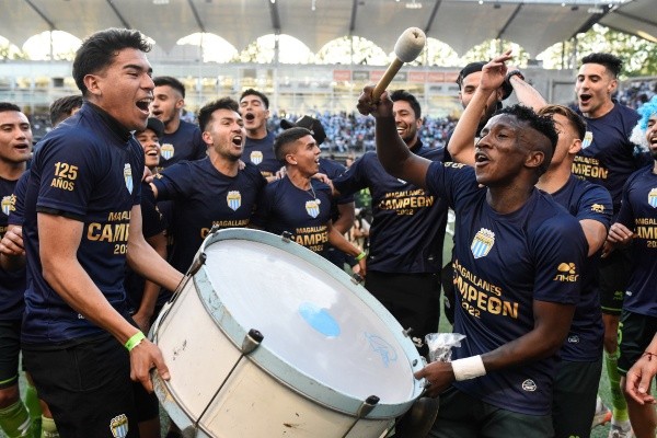 Magallanes fue un carnaval tras lograr el ascenso a Primera División después de tres décadas. Foto: Agencia Uno