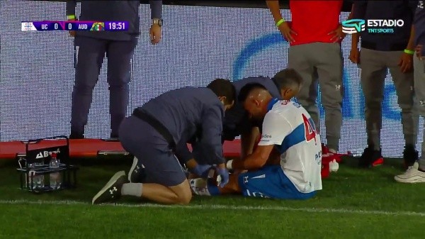 Mauricio Isla jugó los 90′ del empate entre la UC y Audax Italiano pese al corte que sufrió a poco de llegar a los 20′. (Captura TNT Sports).