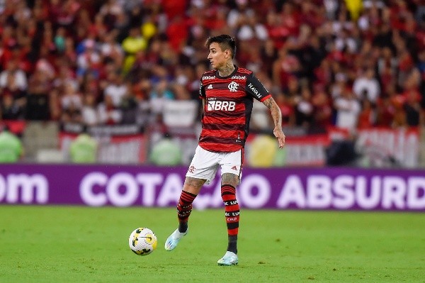 Erick Pulgar está en los planes del Flamengo para el 2023 y Colo Colo se despide de su opción por ficharlo. Foto: Comunicaciones Flamengo.