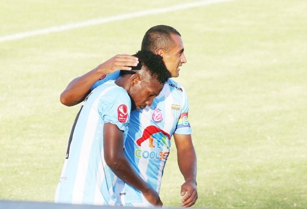 César Cortés felicita a Yorman Zapata por uno de los cuatro goles que convirtió el colombiano de 22 años en el Campeonato Ascenso 2022. (Agencia Uno).
