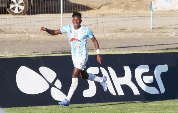 Yorman Zapata festeja uno de los goles que ha marcado en Magallanes, cuadro al que llegó en 2019 desde las inferiores de la UC. (Agencia Uno).