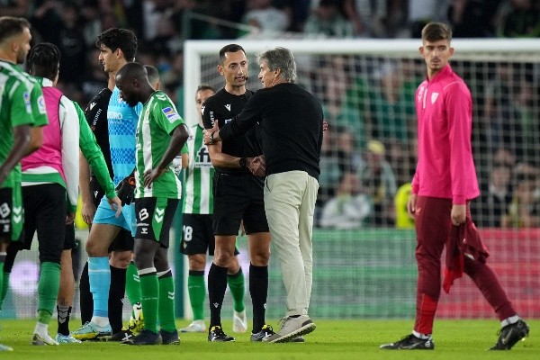 Pellegrini charla con el árbitro del clásico sevillista (Getty)