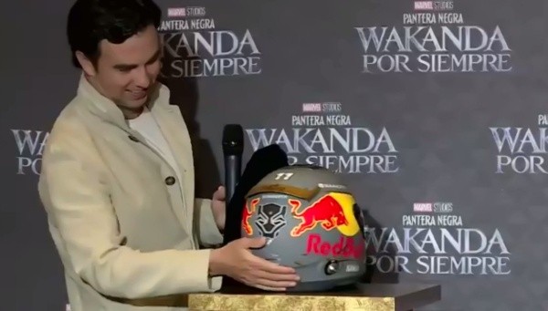 Checo Pérez presenta su asombroso casco de Black Panther 2 (Foto: Disney)