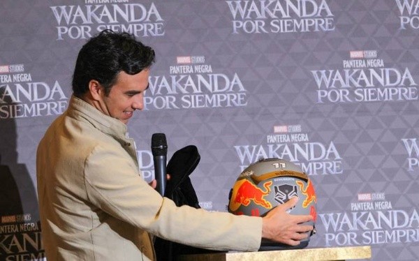 Checo Pérez presenta su asombroso casco de Black Panther 2.(Foto: Getty)