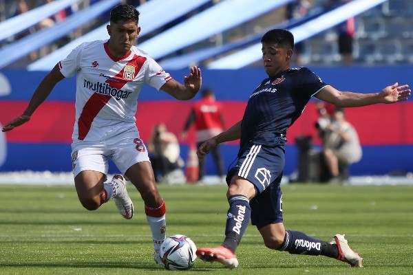 Adrián Sánchez jugó la temporada 2021 en Curicó Unido. (Agencia Uno).