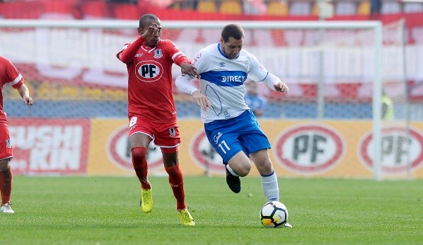 Ángel Rodríguez lucha la pelota con Luciano Aued en 2018, cuando el uruguayo jugó para Unión La Calera. (Agencia Uno).
