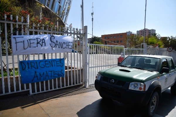 Los hinchas de Deportes Antofagasta parecen haber perdido la paciencia con Jorge Sánchez, presidente de la institución. (Agencia Uno).