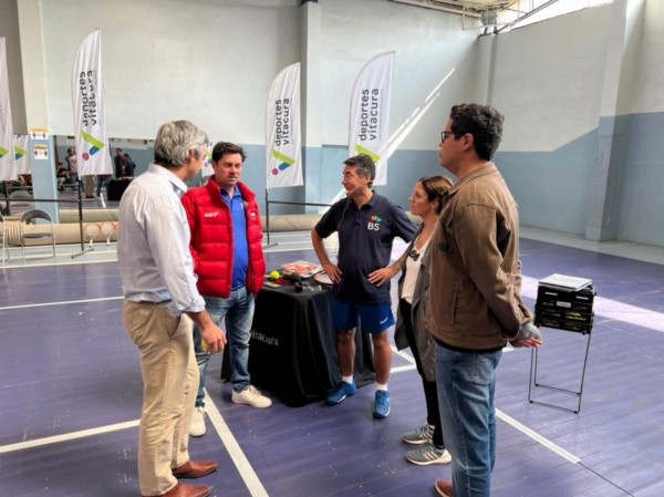 El CEO de Bettersport conversa con el argentino Eduardo Raffetto, quien llevó a cabo esta clínica de tenis para personas ciegas. (Comunicaciones Bettersport).