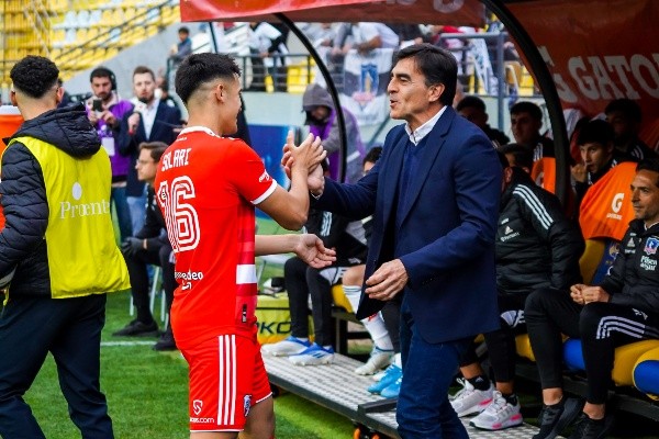 Pablo Solari saluda a Gustavo Quinteros, otro de los reencuentros que tuvo el Pibe en el duelo que River Plate le ganó a Colo Colo. (Guille Salazar).