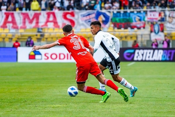 Vicente Pizarro conduce el balón ante la marca de Santiago Simón en la derrota por 4-3 de Colo Colo ante River Plate. (Guille Salazar).