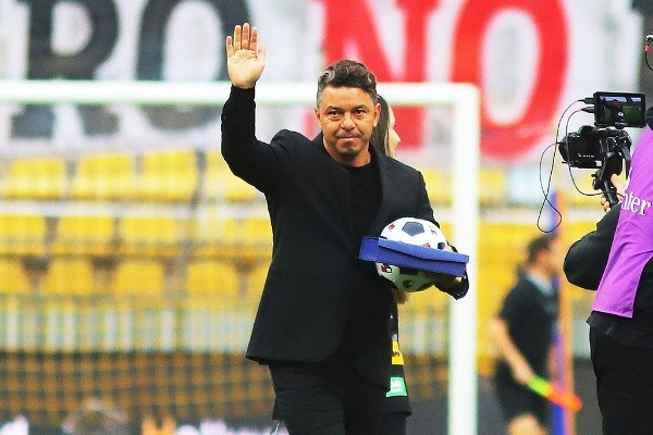 Marcelo Gallardo esperó a los árbitros en el camarín.