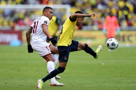 Byron Castillo intenta llevarse el balón ante la marca del venezolano Darwin Machís. (Getty Images).