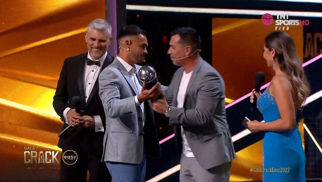 Gabriel Suazo le entregó el premio a Paredes.