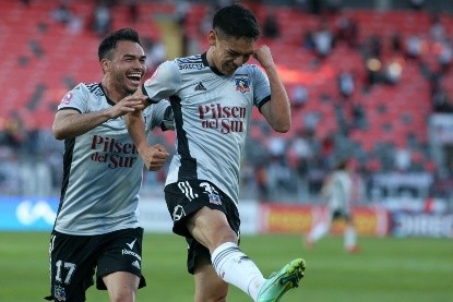 Joan Cruz celebra el gol que le convirtió a Everton en la final de la Copa Chile junto con Gabriel Suazo. ¿Se irán ambos libres de Colo Colo? (Agencia Uno).
