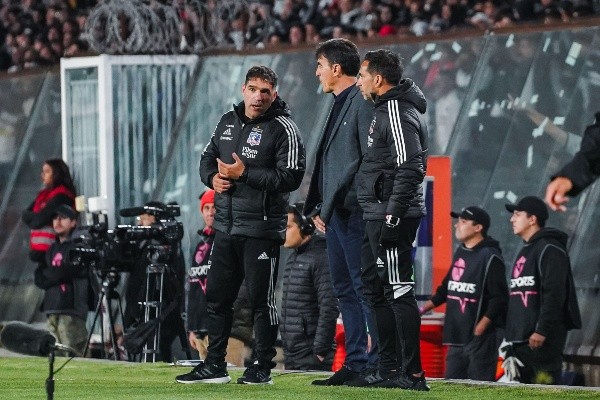 Leandro Stillitano (a la izquierda) dialoga con Gustavo Quinteros y Walter Lemma, el otro asistente que tiene el cuerpo técnico de Colo Colo. (Guille Salazar).