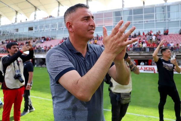 Jaime García aplaude a la hinchada de Ñublense luego de terminar el Campeonato Nacional 2022. (Agencia Uno).