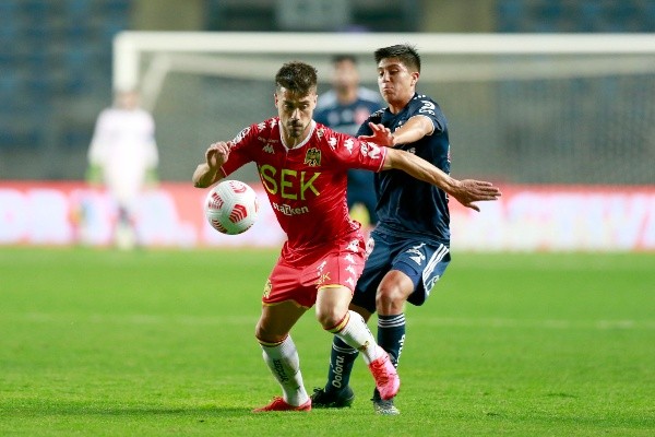 En 2021, con la camiseta de Unión Española, JP Gómez enfrentó a la U, y ahora jugará de azul. | Foto: Agencia Uno