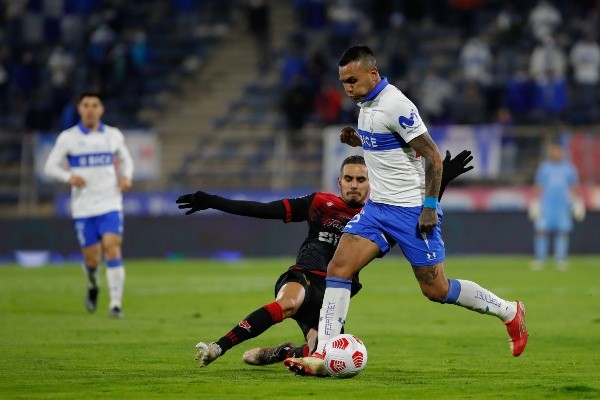 Juan Leiva en acción por la UC frente a Ñublense, que mira atento a su situación en la precordillera. (Agencia Uno).