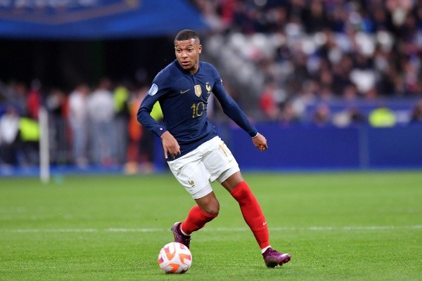 Mbappé estuvo cerca de dejar la selección francesa, pero se dejó amedrentar por los racistas. | Foto: Getty