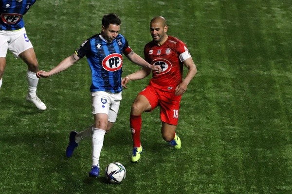 Sebastián Sáez en acción contra Claudio Sepúlveda. ¿Serán compañeros en Huachipato? (Agencia Uno).