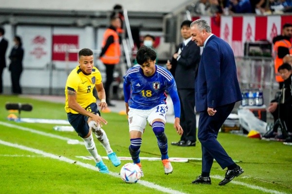 Byron CASTILLO of Ecuador, Kaoru MITOMA of Japan and Gustavo ALFARO Head Coach of Ecuador during the International Friendly match between Ecuador and Japan at Esprit-Arena on September 27, 2022 in Duesseldorf, Germany. (Photo by Hugo Pfeiffer/Icon Sport via Getty Images)