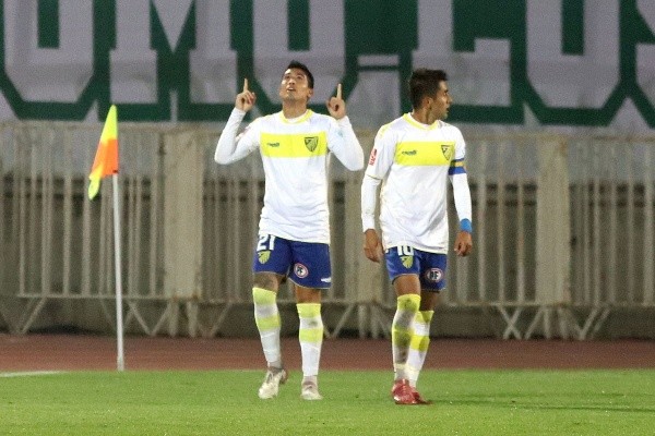 Juan Ignacio Duma festeja un gol acompañado de Mikel Arguinarena, el capitán y su gran socio en A.C. Barnechea. (Agencia Uno).