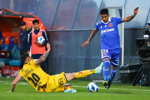 Rodrigo Echeverría en acción ante Darío Osorio en el empate 1-1 entre Universidad de Chile y Everton de Viña del Mar. (Agencia Uno).