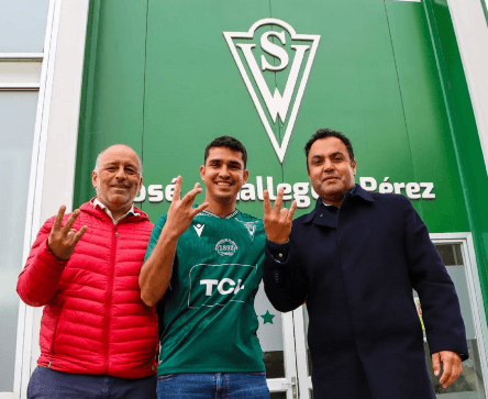 Sebastián &quot;Chino&quot; Martínez posa con la camiseta de Santiago Wanderers.